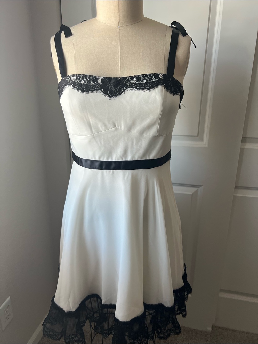 NWOT Pearl By Georgina Chapman White Mini Dress with Black Lace Trim